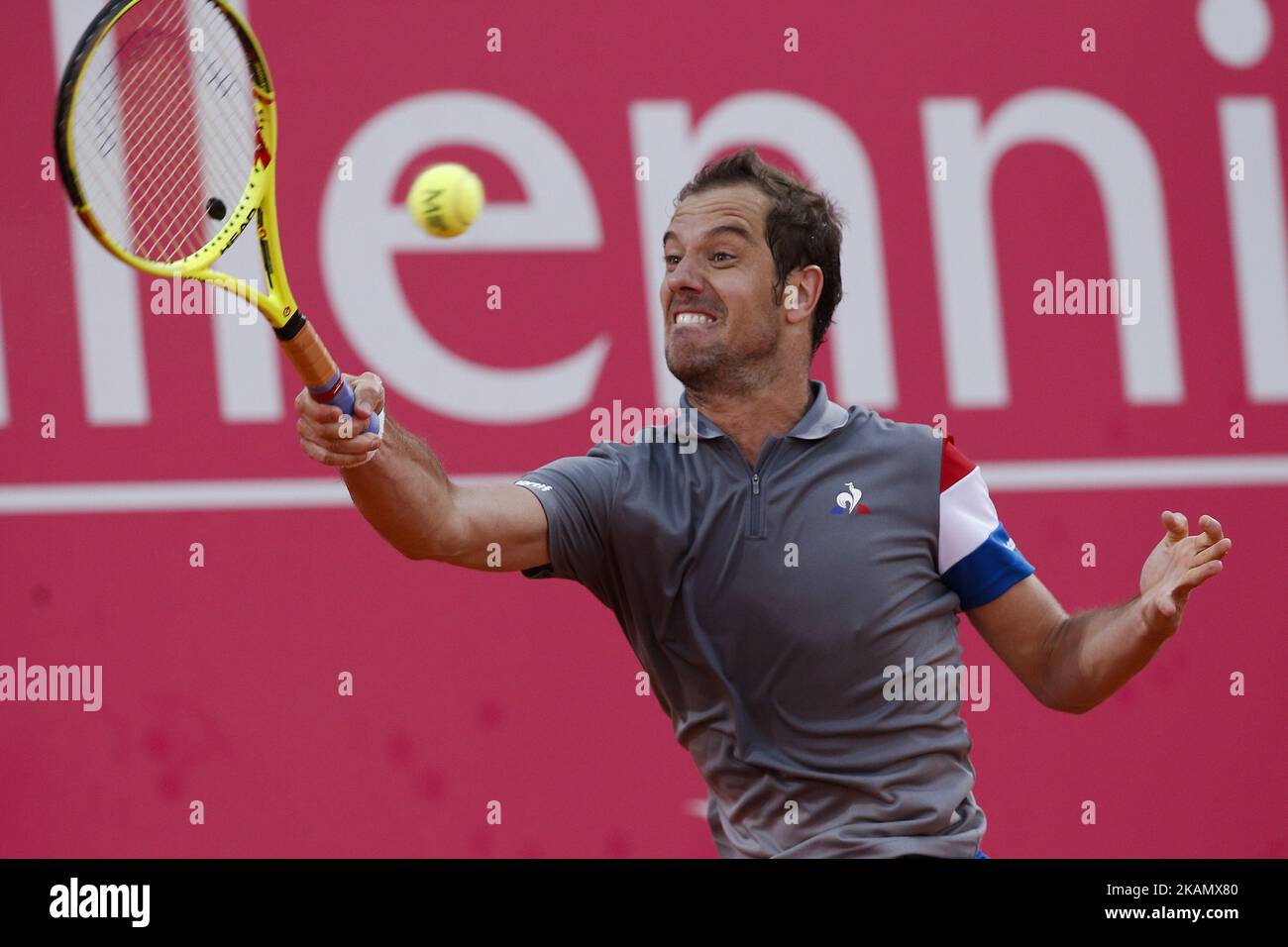 Der französische Tennisspieler Richard Gasquet gibt den Ball an den argentinischen Tennisspieler Carlos Berlocq zurück, der am 3. Mai 2017 in Estoril bei Lissabon bei den Millennium Estoril Open ATP Singles 2. den Ball gespielt hat. Der französische Tennisspieler Richard Gasquet gewann 61 und 64. (Foto von Carlos Palma/NurPhoto) *** Bitte nutzen Sie die Gutschrift aus dem Kreditfeld *** Stockfoto