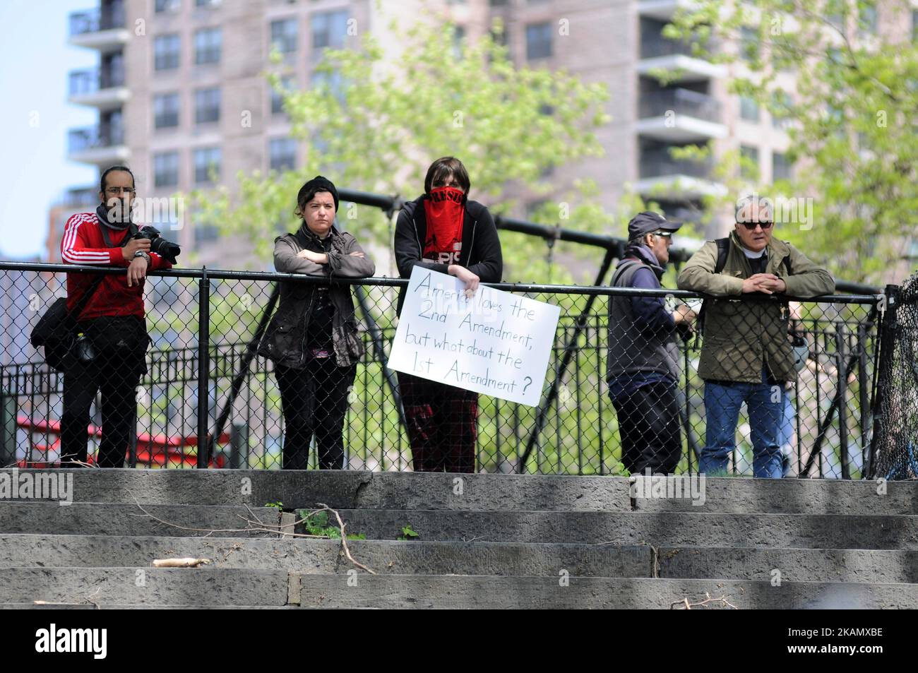 Tausende protestieren gegen die Rückkehr des Präsidenten in NYC, im DeWitt Park, in der Nähe der USS Intrepid, in NYC, am 4. Mai 2017. Trumps ist für ein Treffen mit dem australischen Premierminister Turnbull und einer Veranstaltung auf der USS Intrepid am Abend geplant. (Foto von Bastiaan Slabbers/NurPhoto) *** Bitte nutzen Sie die Gutschrift aus dem Kreditfeld *** Stockfoto