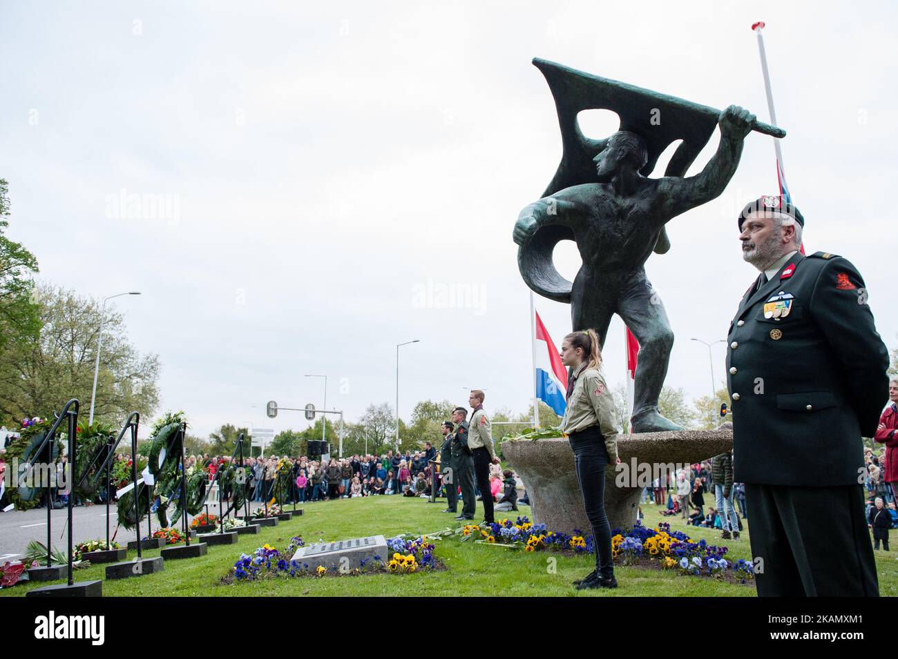 Am 4.. Mai erinnern in Nijmegen mehrere Zeremonien an die Vizezeit während des Zweiten Weltkriegs. Nijmegen zählt mit 60 Denkmälern, von denen jedes an den gesamten Krieg oder ein bestimmtes Ereignis, Person oder Gruppe erinnert. Die gedenkfeiern fanden im „Kitty de Wijze“ statt, einem Denkmal, das zum Symbol der Juden in Nijmegen wurde, die deportiert wurden und nie wieder zurückkamen. Von der Stephanskirche aus führte eine stille Prozession durch die Straßen zum 'Keizer Traianusplein', wo zwei Denkmäler an die Opfer des Zweiten Weltkriegs Steh auf. erinnern Die offizielle Zeremonie begann mit zwei Minuten Stille, danach Mayo Stockfoto