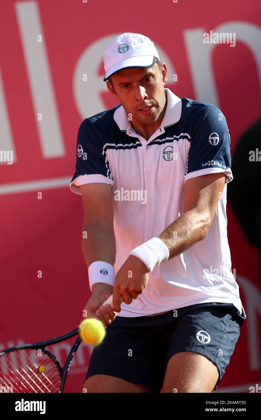 Gilles Muller aus Luxemburg gibt am 6. Mai 2017 beim Millennium Estoril Open ATP-Tennisturnier in Estoril, einem Vorort von Lissabon, Portugal, einen Ball an Kevin Anderson aus Südafrika zurück. Gilles Muller gewann 7-5, 6-4. (Foto von Pedro FiÃºza/NurPhoto) *** Bitte nutzen Sie die Gutschrift aus dem Kreditfeld *** Stockfoto