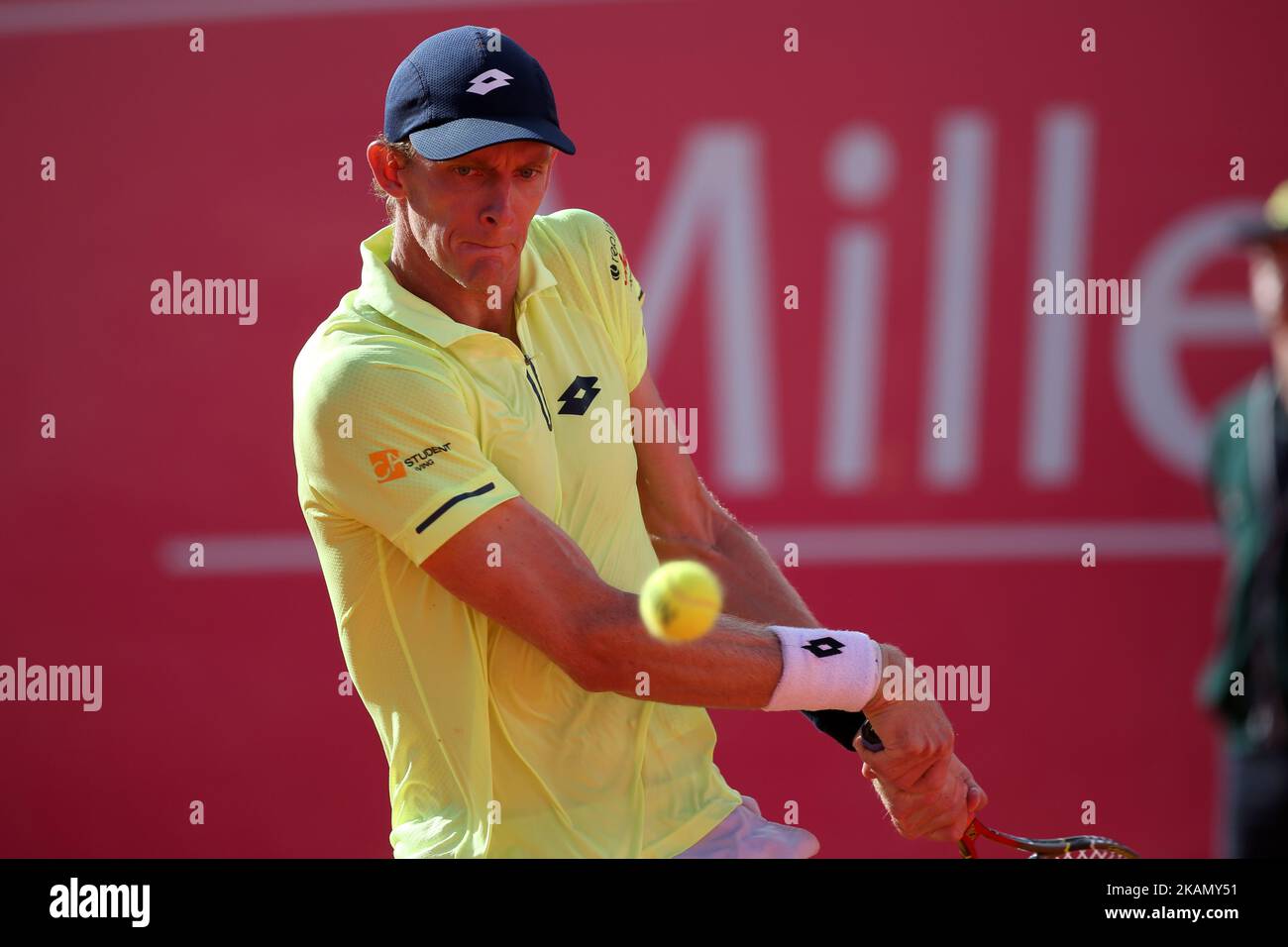 Kevin Anderson aus Südafrika gibt am 6. Mai 2017 beim Millennium Estoril Open ATP-Tennisturnier in Estoril, einem Vorort von Lissabon, Portugal, einen Ball an Gilles Muller aus Luxemburg zurück. Gilles Muller gewann 7-5, 6-4. (Foto von Pedro FiÃºza/NurPhoto) *** Bitte nutzen Sie die Gutschrift aus dem Kreditfeld *** Stockfoto