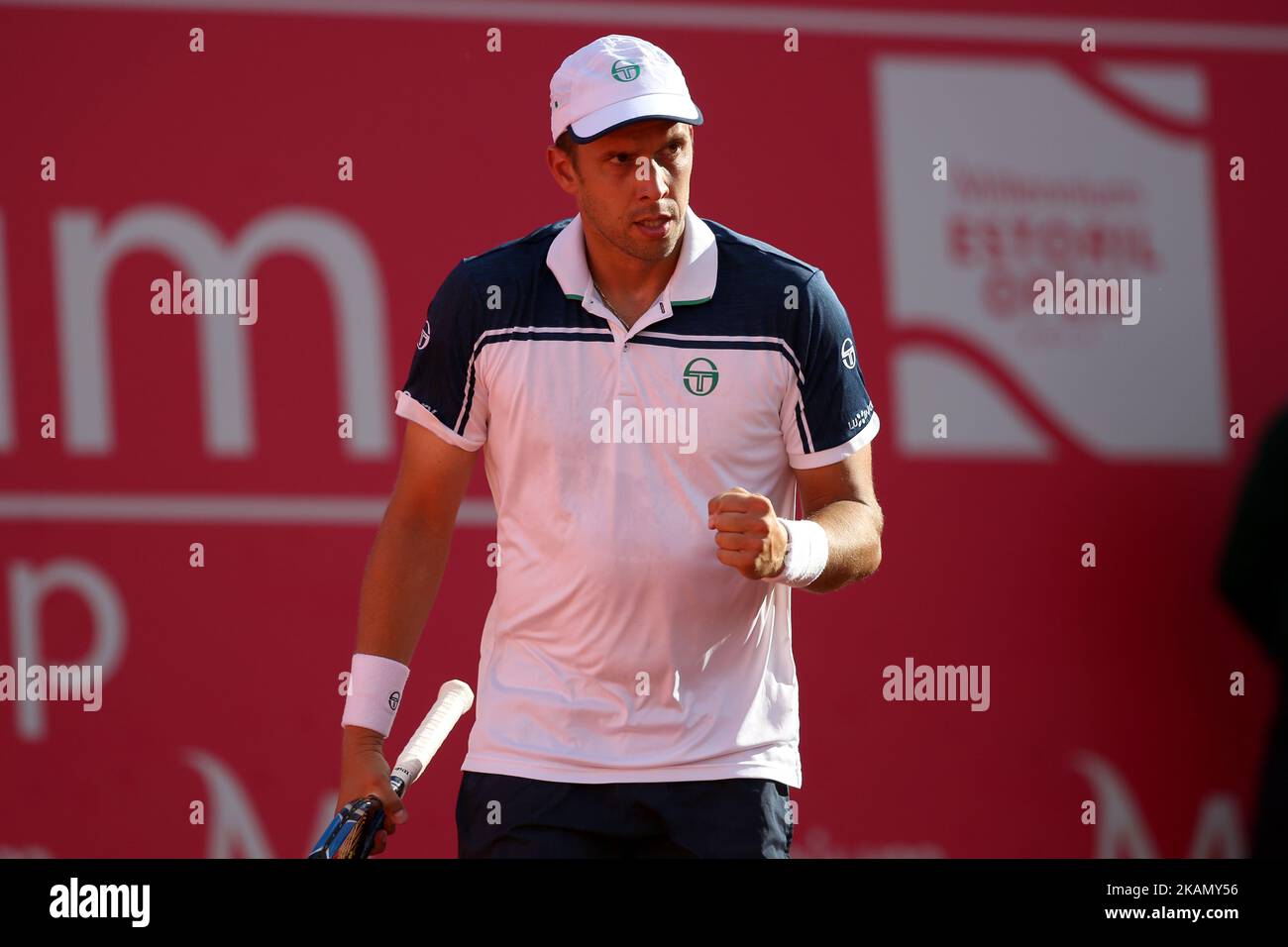 Gilles Muller aus Luxemburg feiert am 6. Mai 2017 im Halbfinale des ATP-Tennisturniers Millennium Estoril Open in Estoril, einem Vorort von Lissabon, Portugal, einen Punkt gegen Kevin Anderson aus Südafrika. Gilles Muller gewann 7-5, 6-4. (Foto von Pedro FiÃºza/NurPhoto) *** Bitte nutzen Sie die Gutschrift aus dem Kreditfeld *** Stockfoto