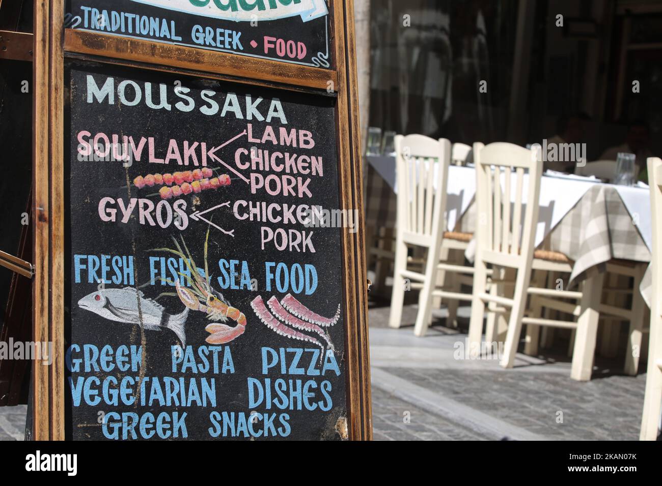 Schild am Restaurant in der Nähe des Akropolis-Museums im Touristenviertel von Athen, am 8. Mai 2017. Nach dem Rekord des vergangenen Jahres mit rund 27,5 Millionen Touristen wird die Zahl der Besucher nach Griechenland in diesem Jahr voraussichtlich bis zu 30 Millionen erreichen, das Ziel von 2017 für den griechischen Tourismus ist es, direkte Einnahmen von 15 Milliarden Euro zu erzielen, was 850.000 Arbeitsplätze entspricht. (Foto von Panayotis Tzamaros/NurPhoto) *** Bitte nutzen Sie die Gutschrift aus dem Kreditfeld *** Stockfoto