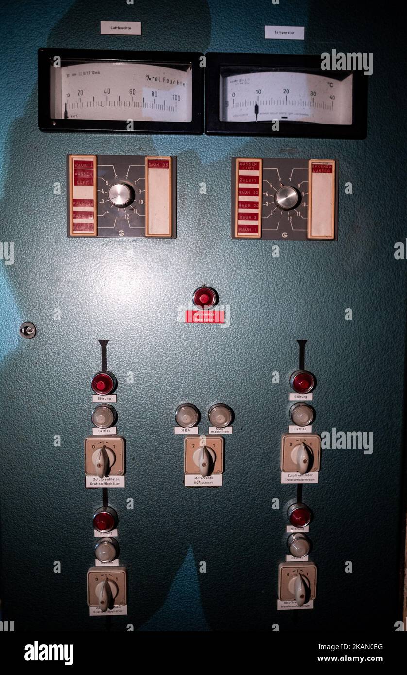 Xanten, Deutschland. 03.. November 2022. Schalter und Hebel für die Luftversorgung in einem Schaltschrank, aufgenommen in einem ehemaligen Atomschutzhaus, das für 1,6 Millionen Euro zum Verkauf steht. Der Bunker stammt aus dem Jahr 1960s und bietet rund 850 Quadratmeter Fläche und ein großes Grundstück. Der Makler, der sie vermarktet, wirbt für einen „hochsicheren Hafen“. Die privaten Eigentümer hatten die Struktur vor Jahren gekauft und verkaufen sie nun aus Altersgründen. Quelle: Fabian Strauch/dpa/Alamy Live News Stockfoto