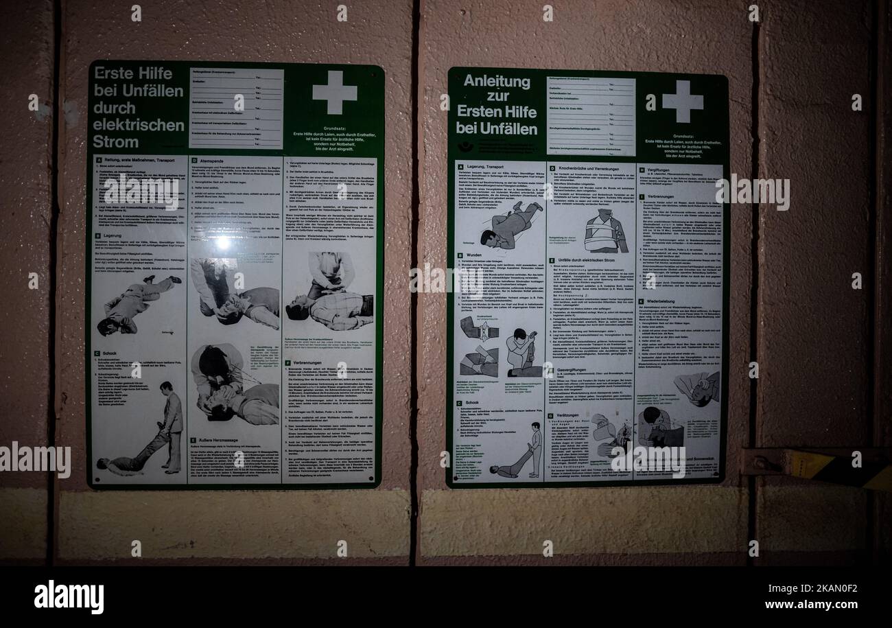 Xanten, Deutschland. 03.. November 2022. Erste-Hilfe-Anweisungen hängen an der Wand eines ehemaligen nuklearen Schutzheims, das für 1,6 Millionen Euro verkauft werden soll. Der Bunker stammt aus dem Jahr 1960s und bietet etwa 850 Quadratmeter Fläche und ein großes Grundstück. Der Makler, der sie vermarktet, wirbt für einen „hochsicheren Hafen“. Die privaten Eigentümer hatten die Struktur vor Jahren gekauft und verkaufen sie nun aus Altersgründen. Quelle: Fabian Strauch/dpa/Alamy Live News Stockfoto