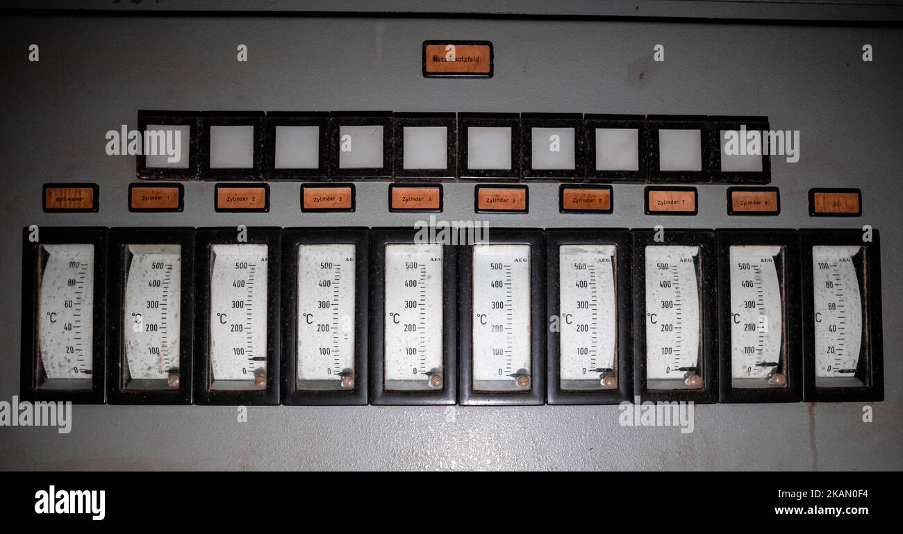 Xanten, Deutschland. 03.. November 2022. Temperaturanzeigen verschiedener Zylinder, aufgenommen in einem ehemaligen nuklearen Schutzbunker, der für 1,6 Millionen Euro zum Verkauf steht. Der Bunker stammt aus dem Jahr 1960s und bietet rund 850 Quadratmeter Fläche und ein großes Grundstück. Der Makler, der sie vermarktet, wirbt für einen „hochsicheren Hafen“. Die privaten Eigentümer hatten die Struktur vor Jahren gekauft und verkaufen sie nun aus Altersgründen. Quelle: Fabian Strauch/dpa/Alamy Live News Stockfoto