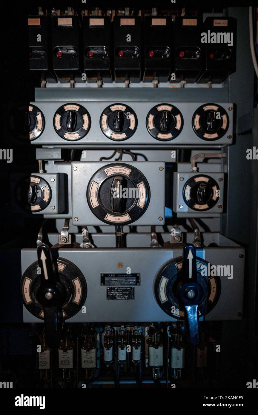 Xanten, Deutschland. 03.. November 2022. Ein Kontrollpanel, das in einem ehemaligen Atomschutzhaus für 1,6 Millionen Euro zum Verkauf steht. Der Bunker stammt aus dem Jahr 1960s und bietet rund 850 Quadratmeter Fläche und ein großes Grundstück. Der Makler, der sie vermarktet, wirbt für einen „hochsicheren Hafen“. Die privaten Eigentümer hatten die Struktur vor Jahren gekauft und verkaufen sie nun aus Altersgründen. Quelle: Fabian Strauch/dpa/Alamy Live News Stockfoto