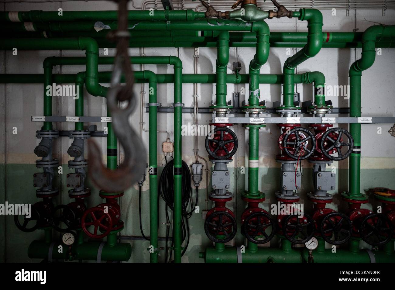 Xanten, Deutschland. 03.. November 2022. Wasserleitungen, die in einem ehemaligen Atomschutzhaus aufgenommen wurden und für 1,6 Millionen Euro zum Verkauf stehen. Der Bunker stammt aus dem Jahr 1960s und bietet rund 850 Quadratmeter Fläche und ein großes Grundstück. Der Makler, der sie vermarktet, wirbt für einen „hochsicheren Hafen“. Die privaten Eigentümer hatten die Struktur vor Jahren gekauft und verkaufen sie nun aus Altersgründen. Quelle: Fabian Strauch/dpa/Alamy Live News Stockfoto