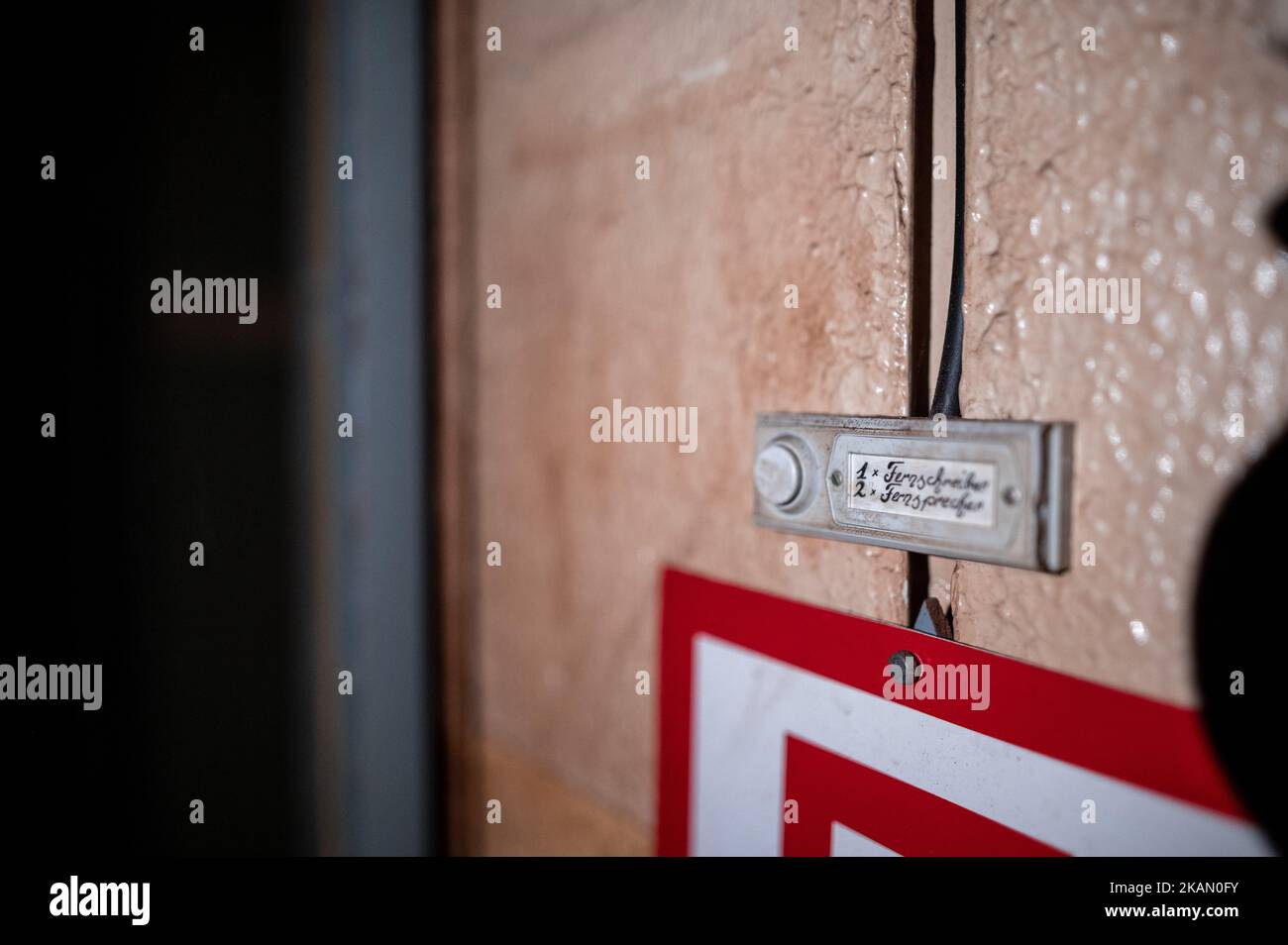 Xanten, Deutschland. 03.. November 2022. Auf einer Türklingel in einem ehemaligen Atomschutzhaus, das für 1,6 Millionen Euro verkauft werden soll, steht ein „Teletyp“. Der Bunker stammt aus dem Jahr 1960s und bietet etwa 850 Quadratmeter Fläche und ein großes Grundstück. Der Makler, der sie vermarktet, wirbt für einen „hochsicheren Hafen“. Die privaten Eigentümer hatten die Struktur vor Jahren gekauft und verkaufen sie nun aus Altersgründen. Quelle: Fabian Strauch/dpa/Alamy Live News Stockfoto