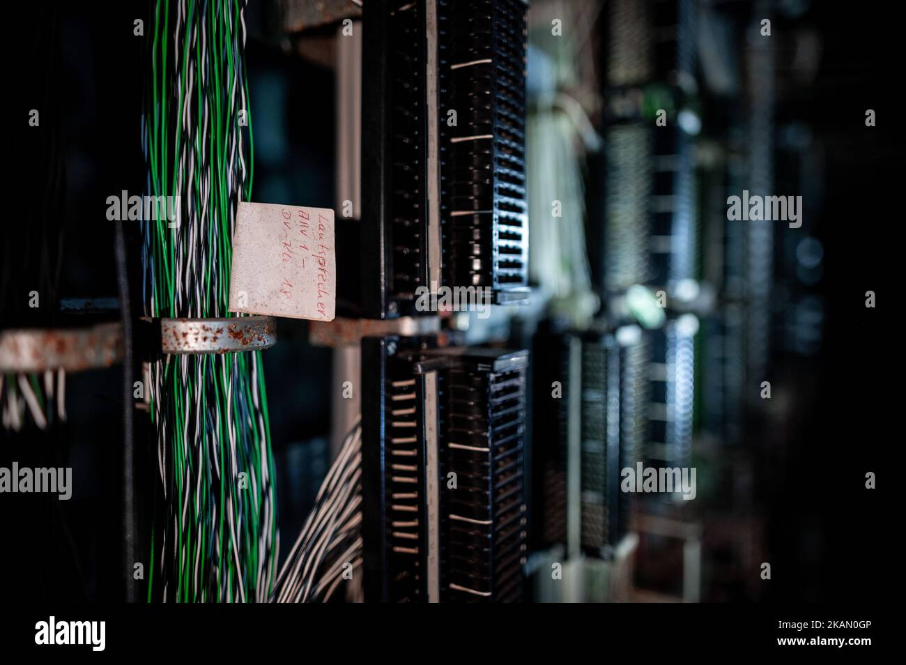 Xanten, Deutschland. 03.. November 2022. Stromkabel, aufgenommen in einem ehemaligen Atomschutzhaus, das für 1,6 Millionen Euro verkauft werden soll. Der Bunker stammt aus dem Jahr 1960s und bietet rund 850 Quadratmeter Fläche und ein großes Grundstück. Der Makler, der sie vermarktet, wirbt für einen „hochsicheren Hafen“. Die privaten Eigentümer hatten die Struktur vor Jahren gekauft und verkaufen sie nun aus Altersgründen. Quelle: Fabian Strauch/dpa/Alamy Live News Stockfoto