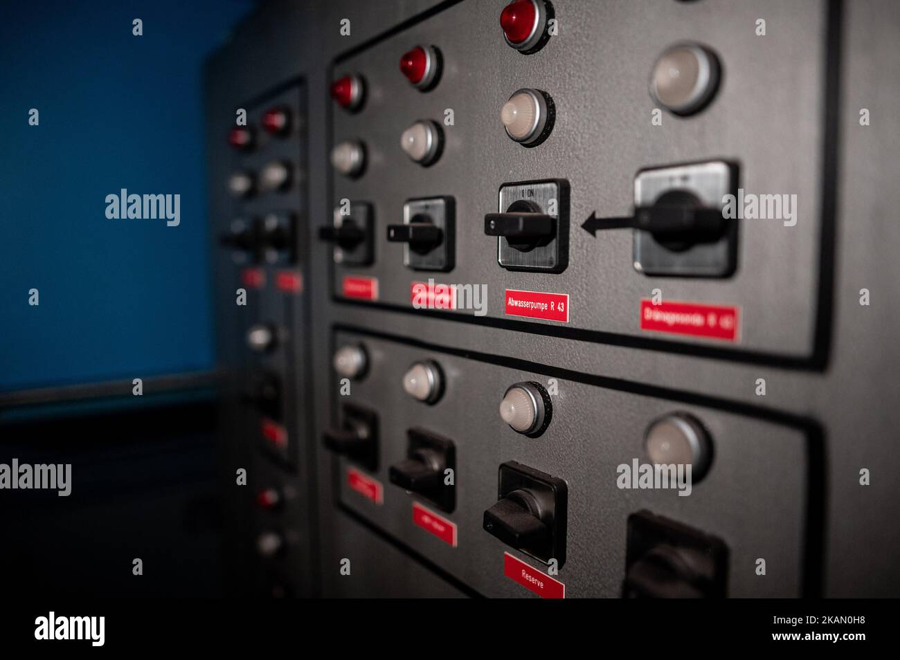 Xanten, Deutschland. 03.. November 2022. Schalter und Hebel für die Wasserversorgung in einem Schaltschrank, aufgenommen in einem ehemaligen Atomschutzhaus, das für 1,6 Millionen Euro zum Verkauf steht. Der Bunker stammt aus dem Jahr 1960s und bietet rund 850 Quadratmeter Fläche und ein großes Grundstück. Der Makler, der sie vermarktet, wirbt für einen „hochsicheren Hafen“. Die privaten Eigentümer hatten die Struktur vor Jahren gekauft und verkaufen sie nun aus Altersgründen. Quelle: Fabian Strauch/dpa/Alamy Live News Stockfoto