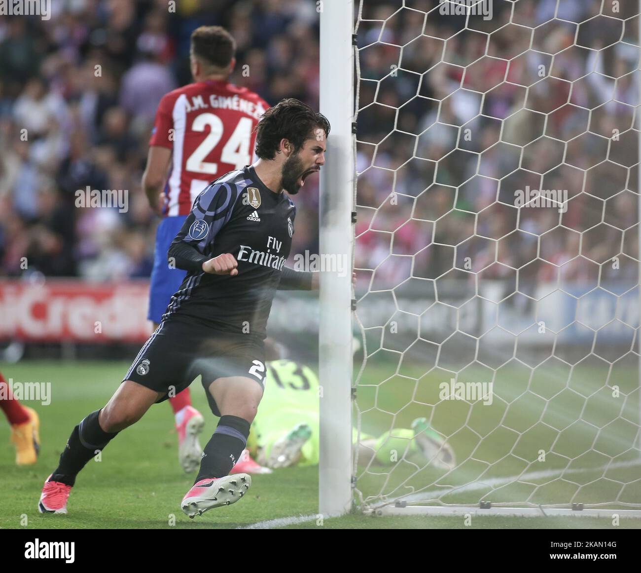 Die Spieler von Real Madrid Cristiano Ronaldo und Sergio Ramos feiern am 10. Mai 2017 im Vicente Calderon-Stadion in Madrid am Ende des UEFA Champions League-Halbfinalspiels Club Atletico de Madrid gegen Real Madrid CF. (Foto von Raddad Jebarah/NurPhoto) *** Bitte nutzen Sie die Gutschrift aus dem Kreditfeld *** Stockfoto