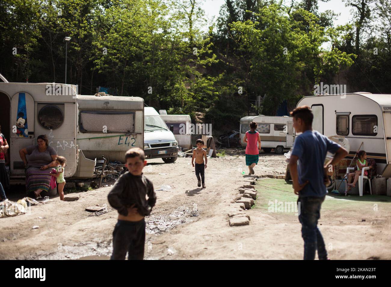 Die italienische Polizei blitz in einem Roma-Lager in Neapel, Italien, am 12. Mai 2017 (Foto von Paolo Manzo/NurPhoto) *** Bitte benutzen Sie das Credit Field *** Stockfoto