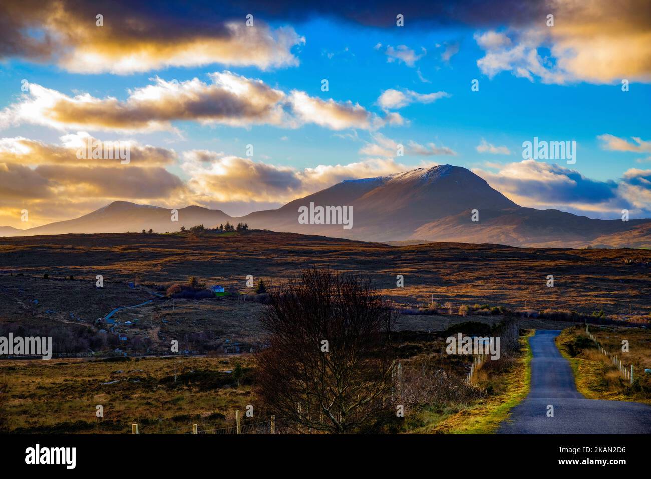 Die Straße führt in Richtung Muckish Mountain bei Cresslough Donegal, Irland Stockfoto