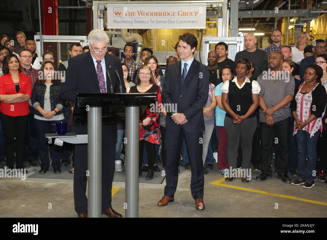 Der kanadische Premierminister Justin Trudeau führt durch die Schaumfabrik der Woodbridge Group, bevor er am 12. Mai 2017 in Woodbridge, Ontario, Kanada, eine Rede über die wirtschaftlichen Chancen für Kanadier aus der Arbeiterklasse abgab. (Foto by Creative Touch Imaging Ltd./NurPhoto) *** Bitte nutzen Sie die Gutschrift aus dem Kreditfeld *** Stockfoto