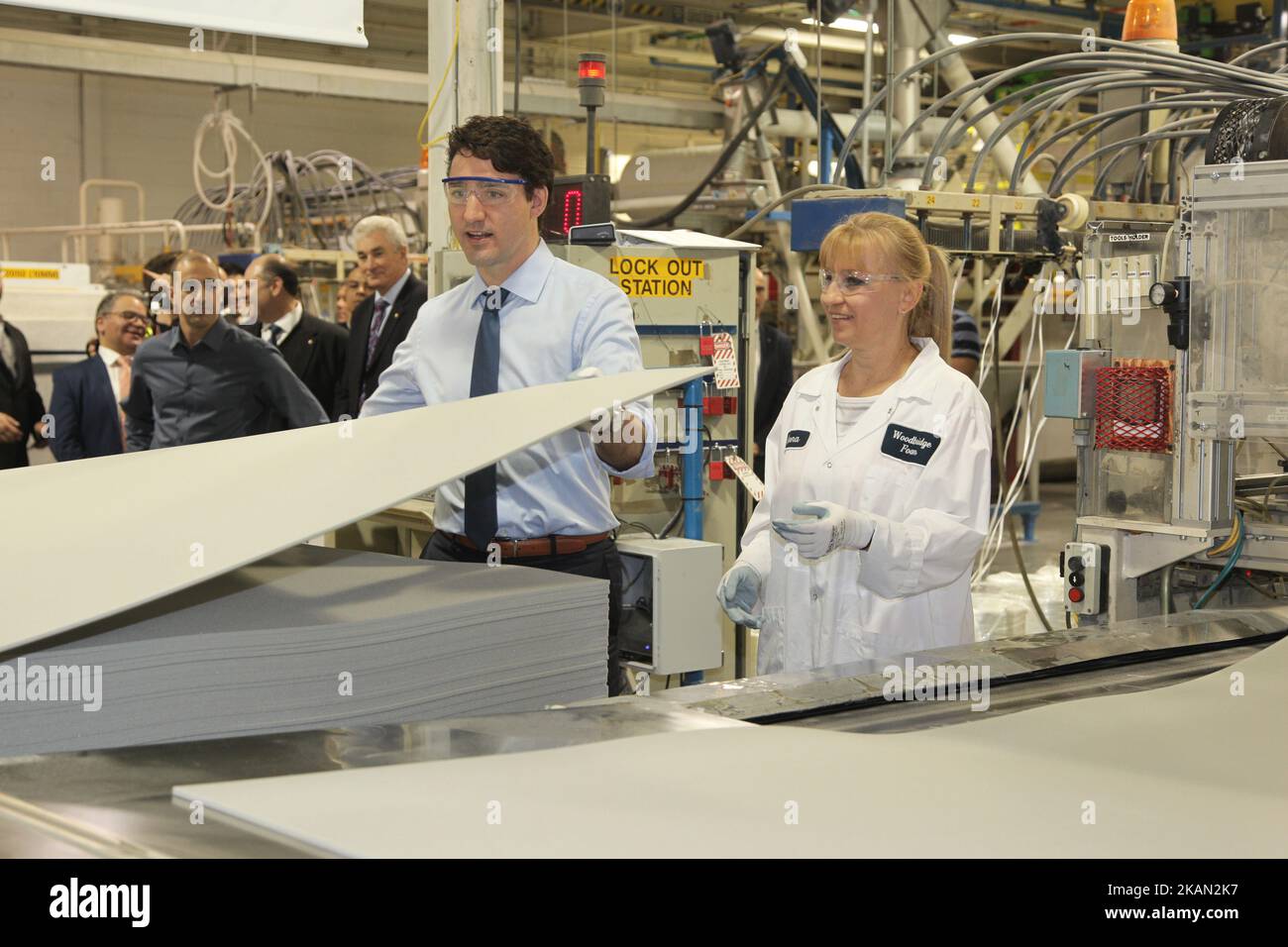 Der kanadische Premierminister Justin Trudeau führt durch die Schaumfabrik der Woodbridge Group, bevor er am 12. Mai 2017 in Woodbridge, Ontario, Kanada, eine Rede über die wirtschaftlichen Chancen für Kanadier aus der Arbeiterklasse abgab. (Foto by Creative Touch Imaging Ltd./NurPhoto) *** Bitte nutzen Sie die Gutschrift aus dem Kreditfeld *** Stockfoto