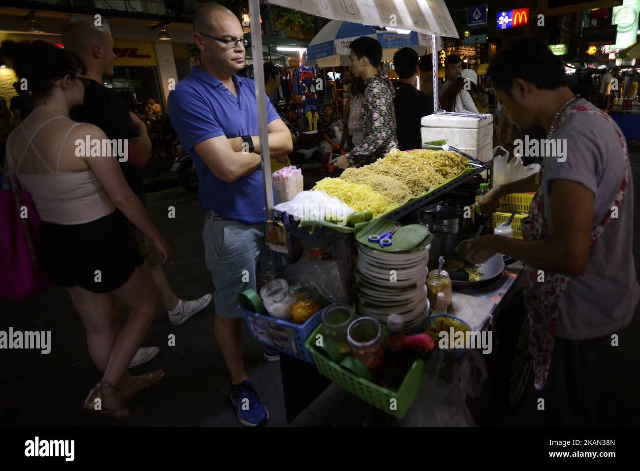 Touristen kaufen am 13. Mai 2017 Straßenessen in der Khao San Road Bangkok, Thailand. Berichten zufolge planen die Behörden von Bangkok, einige Straßenstände in wichtigen Bereichen zu reorganisieren, um den Verkehr zu erleichtern und Gehwege zu verbessern, Nachdem Berichte im März enthüllten, dass die Bangkok Metropolitan Administration angewiesen wurde, alle Straßenverkäufer von den Gehwegen mehrerer beliebter Hauptstraßen der thailändischen Hauptstadt zu entfernen. Bangkok ist weithin als eine der weltweit besten Städte für Street Food bekannt, da das Rathaus behauptete, dass Lebensmittelkarren und Straßenhändler den Straßenpflaster für Fußgänger verstellten. (Foto von Anusa Stockfoto