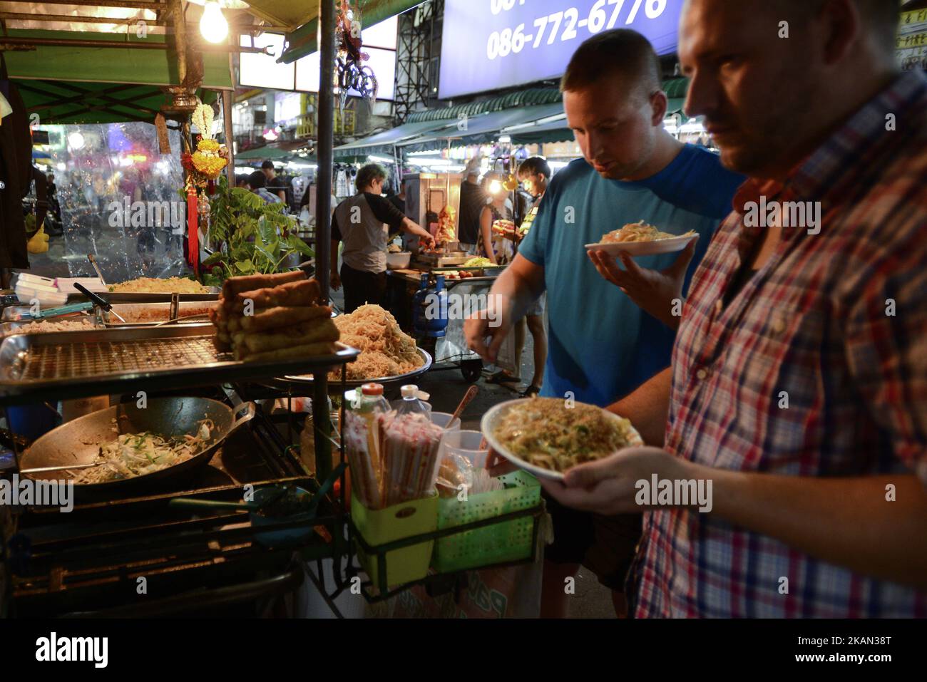 Touristen kaufen am 13. Mai 2017 Straßenessen in der Khao San Road Bangkok, Thailand. Berichten zufolge planen die Behörden von Bangkok, einige Straßenstände in wichtigen Bereichen zu reorganisieren, um den Verkehr zu erleichtern und Gehwege zu verbessern, Nachdem Berichte im März enthüllten, dass die Bangkok Metropolitan Administration angewiesen wurde, alle Straßenverkäufer von den Gehwegen mehrerer beliebter Hauptstraßen der thailändischen Hauptstadt zu entfernen. Bangkok ist weithin als eine der weltweit besten Städte für Street Food bekannt, da das Rathaus behauptete, dass Lebensmittelkarren und Straßenhändler den Straßenpflaster für Fußgänger verstellten. (Foto von Anusa Stockfoto