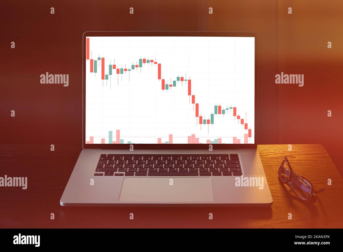 Börsencrash, Rückgang der Aktienkurse. Fallende Trading-Charts. Unternehmen und Finanzen, Investitionen in die Börse. Stockfoto