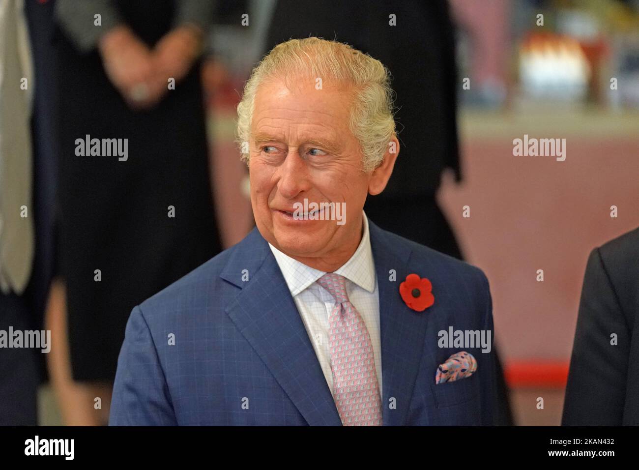 König Charles III. Reist nach einem Besuch der Africa Fashion-Ausstellung im Victoria and Albert Museum, London, ab. Die Ausstellung zelebriert die Kreativität, den Einfallsreichtum und die globale Wirkung afrikanischer Mode. Bilddatum: Donnerstag, 3. November 2022. Stockfoto