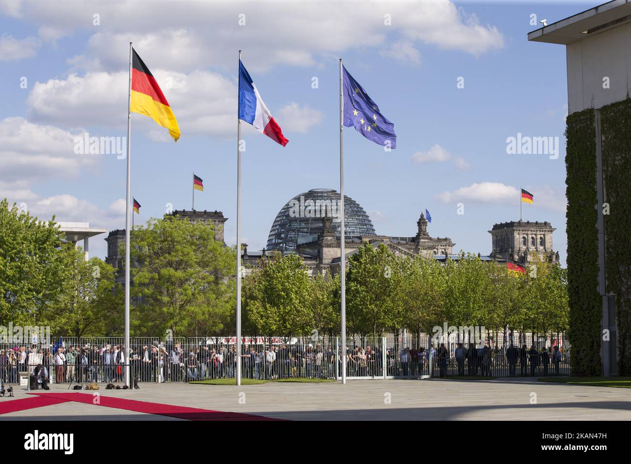 Vor den Toren des Kanzleramts warten Unterstützer mit europäischen Flaggen auf das Treffen zwischen Bundeskanzlerin Angela Merkel und dem französischen Präsidenten Emmanuel Macron am 15. Mai 2017 in Berlin. (Foto von Emmanuele Contini/NurPhoto) *** Bitte benutzen Sie die Gutschrift aus dem Kreditfeld *** Stockfoto