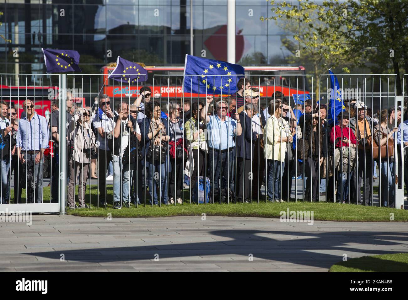 Vor den Toren des Kanzleramts warten Unterstützer mit europäischen Flaggen auf das Treffen zwischen Bundeskanzlerin Angela Merkel und dem französischen Präsidenten Emmanuel Macron am 15. Mai 2017 in Berlin. (Foto von Emmanuele Contini/NurPhoto) *** Bitte benutzen Sie die Gutschrift aus dem Kreditfeld *** Stockfoto