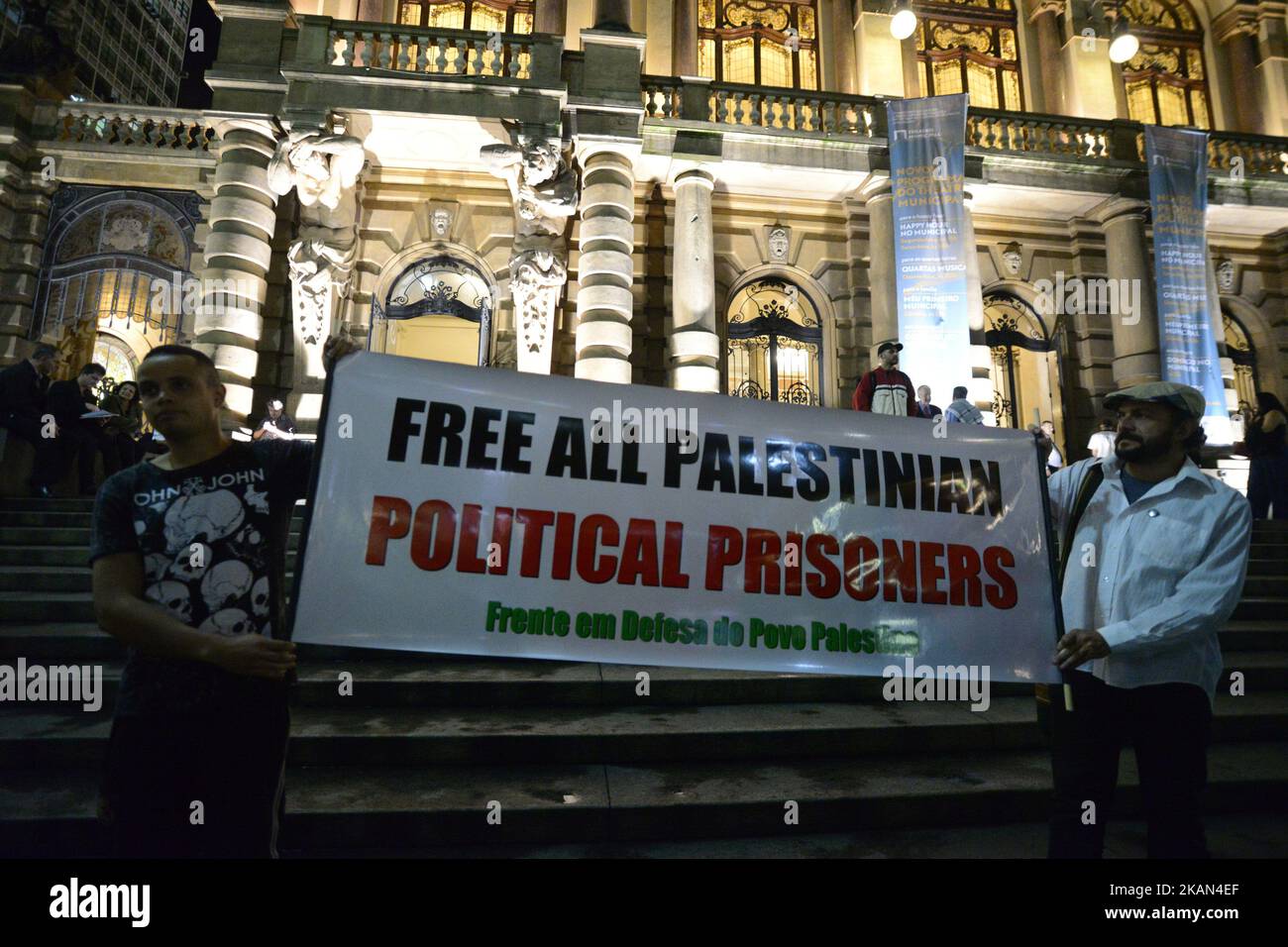 Demonstranten demonstrieren in Sao Paulo am 15. Mai 2017 in Solidarität mit palästinensischen politischen Gefangenen auf den Stufen des Stadttheaters in Sao Paulo wegen der Nakba, Hosam Salem, „Nakba“ bedeutet in arabischer Sprache „Katastrophe“ in Bezug auf die Geburt des Staates Israel vor 69 Jahren im britischen Mandatsgebiet Palästina, Dies führte zur Vertreibung von Hunderttausenden von Palästinensern, die während des Krieges um die Gründung Israels 1948 geflohen oder aus ihren Häusern vertrieben wurden. (Foto von Cris FAGA/NurPhoto) *** Bitte nutzen Sie die Gutschrift aus dem Kreditfeld *** Stockfoto