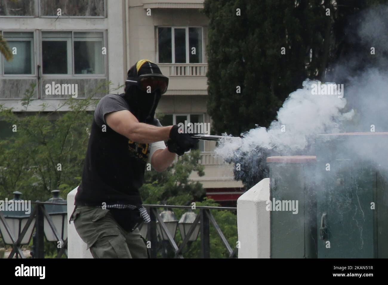 Nach einem protestmarsch im Zentrum von Athen am Mittwoch, dem 17. Mai 2017, richtet ein Protestler gegen Polizeibeamte mit provisorischen Feuerwerkskörper. Tausende nahmen an Protestmärschen Teil, während eines 24-stündigen landesweiten Generalstreiks, der von den beiden größten öffentlichen und privaten Gewerkschaften des Landes, dem Allgemeinen Gewerkschaftsbund der Arbeitnehmer Griechenlands (GSEE) und dem Beamtenverband (ADEDY), einberufen wurde. Die Arbeitnehmer protestieren gegen einen neuen Deal der Regierungen mit den internationalen Gläubigern Griechenlands, der neue Steuererhöhungen und Ausgabenkürzungen mit sich bringt. (Foto von Panayotis Tzamaros/NurPhoto) *** Bitte nutzen Sie die Gutschrift von Stockfoto