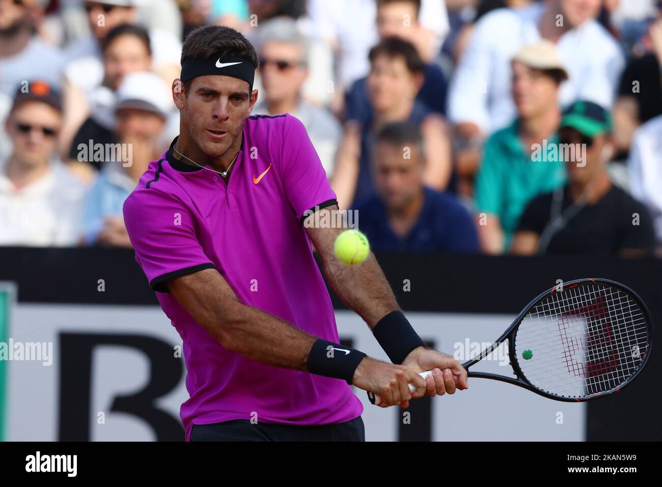 Juan Martin Del Potro aus Argentinien gibt den Ball an den Japaner Kei Nishikori während des ATP Tennis Open Turniers am 18. Mai 2017 im Foro Italico in Rom, Italien, zurück. (Foto von Matteo Ciambelli/NurPhoto) *** Bitte nutzen Sie die Gutschrift aus dem Kreditfeld *** Stockfoto