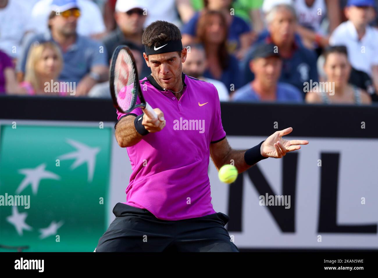 Juan Martin Del Potro aus Argentinien gibt den Ball an den Japaner Kei Nishikori während des ATP Tennis Open Turniers am 18. Mai 2017 im Foro Italico in Rom, Italien, zurück. (Foto von Matteo Ciambelli/NurPhoto) *** Bitte nutzen Sie die Gutschrift aus dem Kreditfeld *** Stockfoto