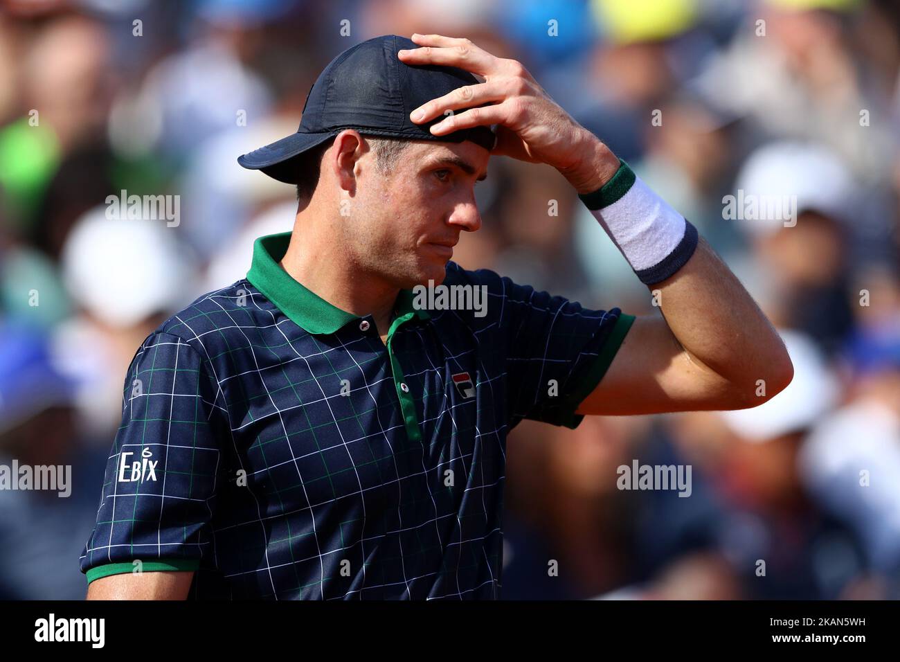 US John Isner dient der Schweizer Stanislas Wawrinka während ihres Tennisspiels beim ATP Tennis Open Turnier am 18. Mai 2017 im Foro Italico in Rom, Italien. . (Foto von Matteo Ciambelli/NurPhoto) *** Bitte nutzen Sie die Gutschrift aus dem Kreditfeld *** Stockfoto