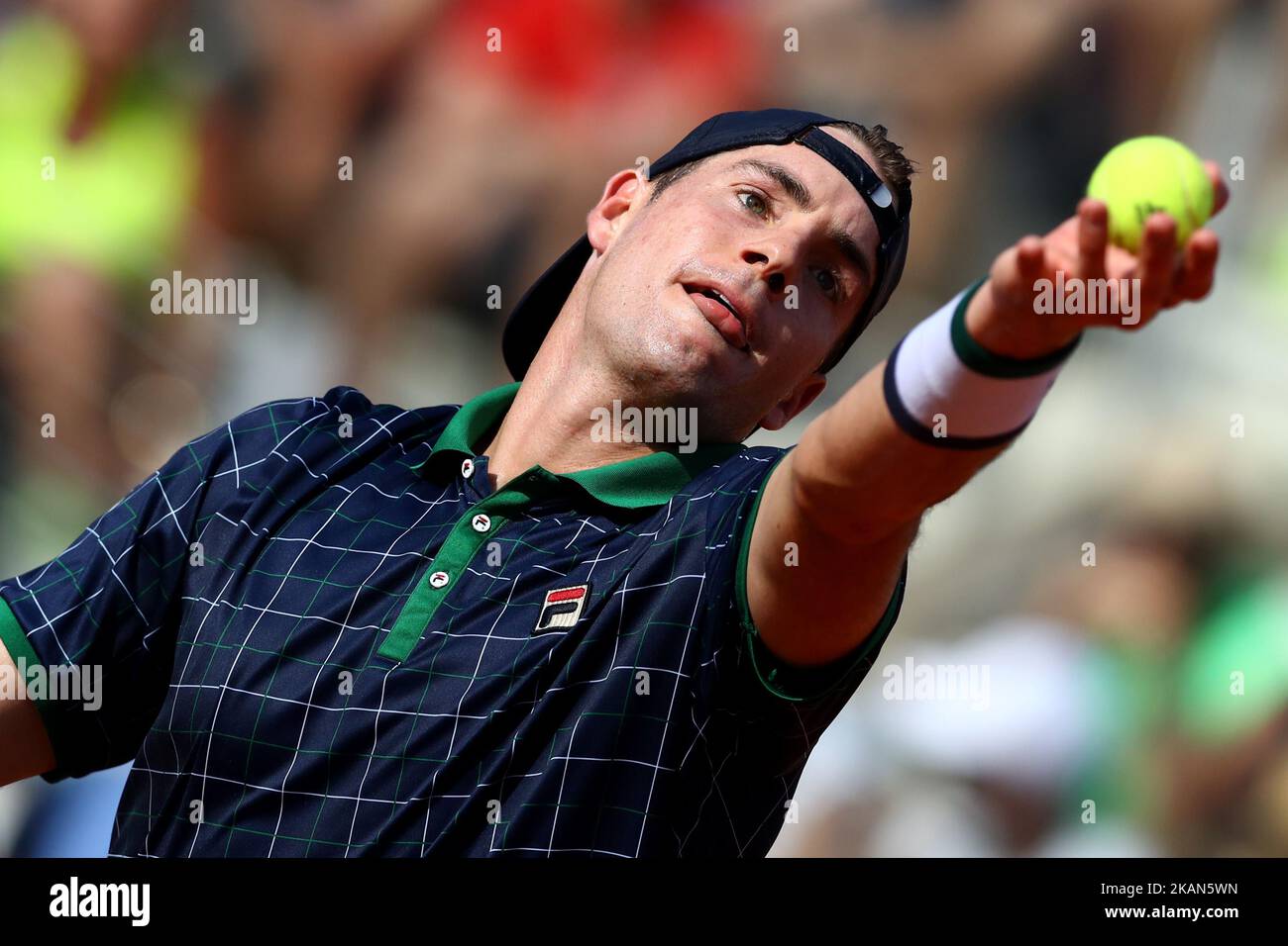 US John Isner dient der Schweizer Stanislas Wawrinka während ihres Tennisspiels beim ATP Tennis Open Turnier am 18. Mai 2017 im Foro Italico in Rom, Italien. (Foto von Matteo Ciambelli/NurPhoto) *** Bitte nutzen Sie die Gutschrift aus dem Kreditfeld *** Stockfoto