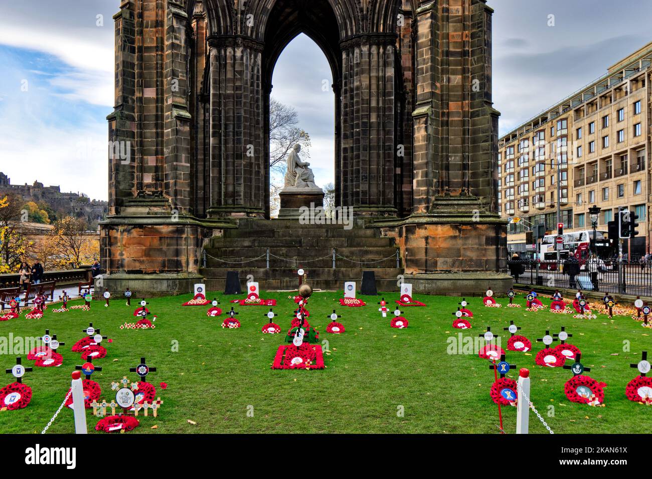 Edinburgh Schottland auf der Princes Street Mohnkränze umgeben das Scott Monument for Remembrance Sonntag, 2022 Stockfoto