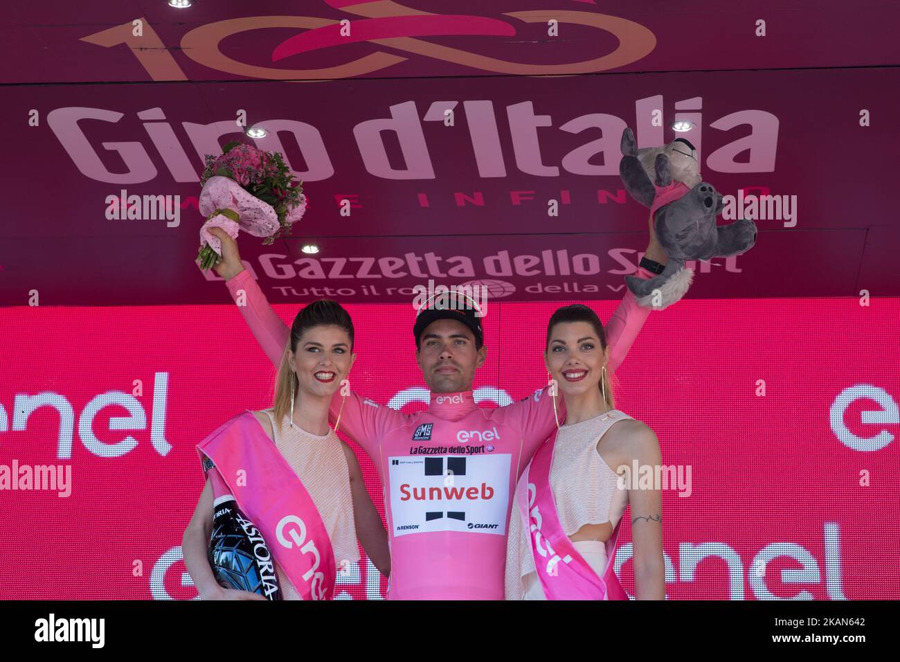 Der Niederländer Tom Dumoulin aus Sunweb feiert am Ende der Etappe 13. des Giro d'Italia, Tour of Italy Radrennens 100., von Reggio Emilia nach Tortona am 19. Mai 2017 in Tortona, mit seinem rosafarbenen Trikot auf dem Podium. Tom Dumoulin fuhr im rosa Trikot des Rennführers knapp dahinter, um seinen Vorsprung von 2min 23sec auf den Favoriten und den Champion von 2014 zu behaupten. (Foto von Fabio Averna/NurPhoto) *** Bitte nutzen Sie die Gutschrift aus dem Kreditfeld *** Stockfoto