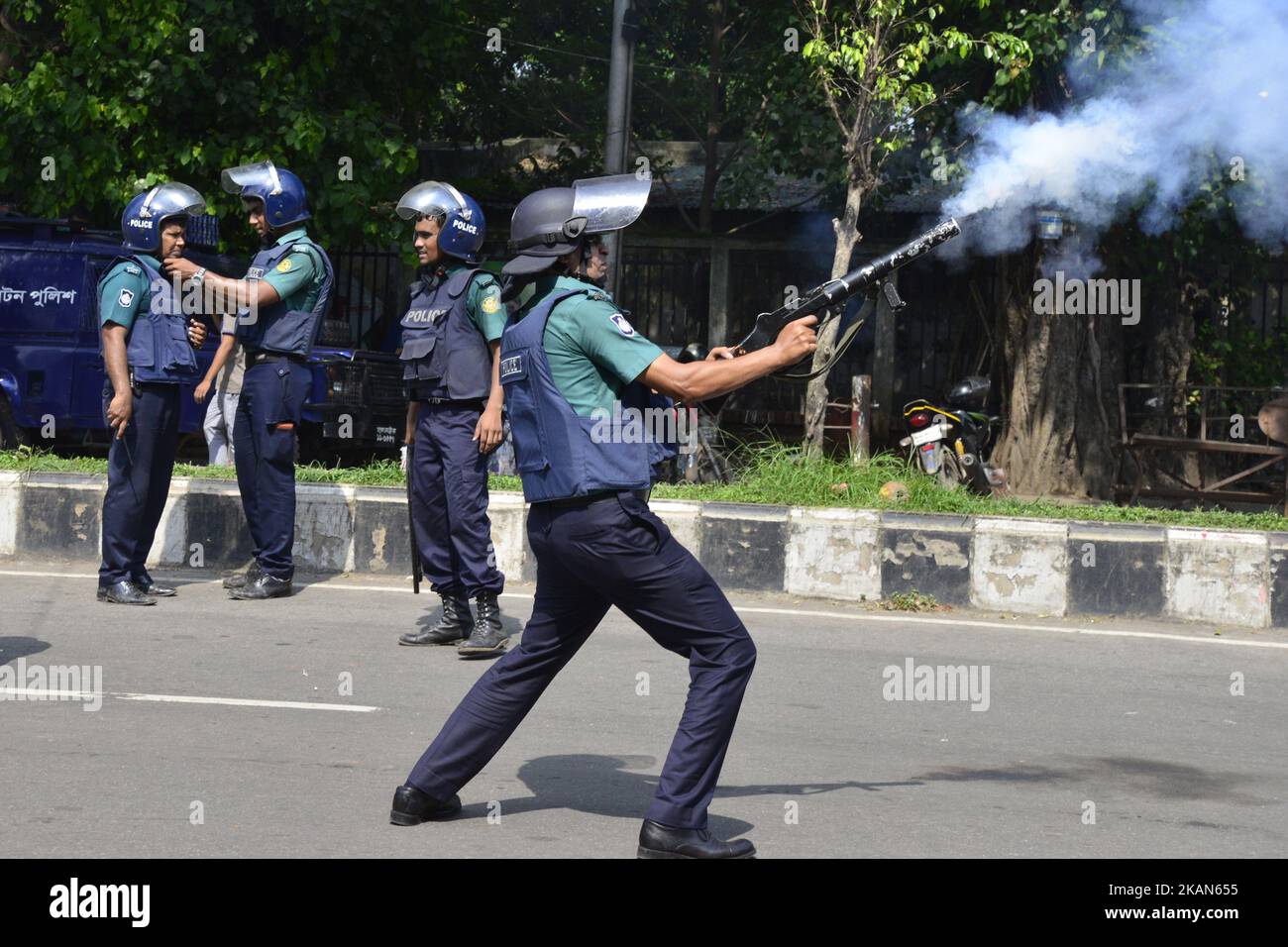 Studenten der Dhaka Medical Assistant Training School (MATS) haben am 18. Mai 2017 mit der Polizei in der Nähe des Shahbagh in Dhaka zusammengeschlagen, um Forderungen zu stellen, die den Zugang zu Arbeitsplätzen in der Regierung zweiter Klasse und den Spielraum für eine Hochschulbildung an medizinischen Hochschulen einschlossen. (Foto von Mamunur Rashid/NurPhoto) *** Bitte benutzen Sie die Gutschrift aus dem Kreditfeld *** Stockfoto