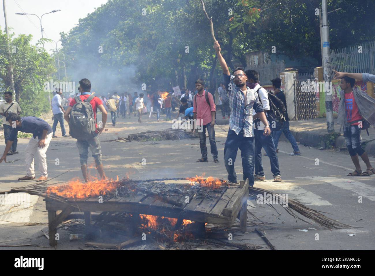 Studenten der Dhaka Medical Assistant Training School (MATS) haben am 18. Mai 2017 mit der Polizei in der Nähe des Shahbagh in Dhaka zusammengeschlagen, um Forderungen zu stellen, die den Zugang zu Arbeitsplätzen in der Regierung zweiter Klasse und den Spielraum für eine Hochschulbildung an medizinischen Hochschulen einschlossen. (Foto von Mamunur Rashid/NurPhoto) *** Bitte benutzen Sie die Gutschrift aus dem Kreditfeld *** Stockfoto