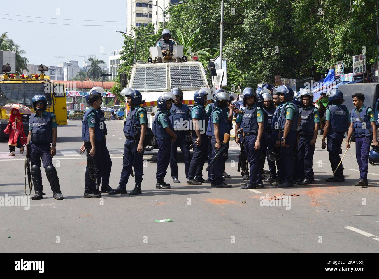 Studenten der Dhaka Medical Assistant Training School (MATS) haben am 18. Mai 2017 mit der Polizei in der Nähe des Shahbagh in Dhaka zusammengeschlagen, um Forderungen zu stellen, die den Zugang zu Arbeitsplätzen in der Regierung zweiter Klasse und den Spielraum für eine Hochschulbildung an medizinischen Hochschulen einschlossen. (Foto von Mamunur Rashid/NurPhoto) *** Bitte benutzen Sie die Gutschrift aus dem Kreditfeld *** Stockfoto