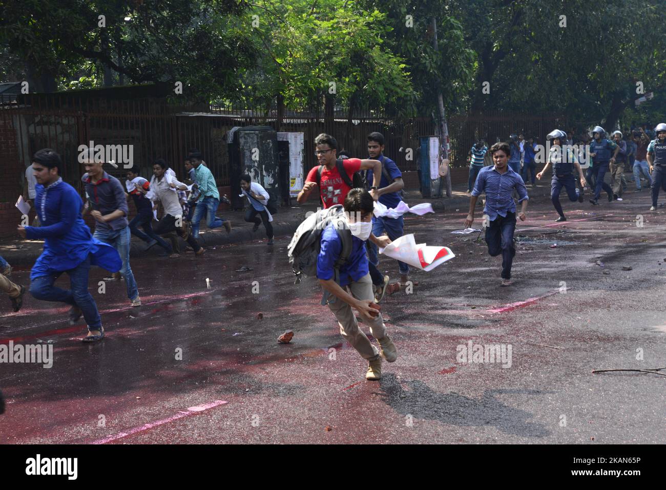 Studenten der Dhaka Medical Assistant Training School (MATS) haben am 18. Mai 2017 mit der Polizei in der Nähe des Shahbagh in Dhaka zusammengeschlagen, um Forderungen zu stellen, die den Zugang zu Arbeitsplätzen in der Regierung zweiter Klasse und den Spielraum für eine Hochschulbildung an medizinischen Hochschulen einschlossen. (Foto von Mamunur Rashid/NurPhoto) *** Bitte benutzen Sie die Gutschrift aus dem Kreditfeld *** Stockfoto