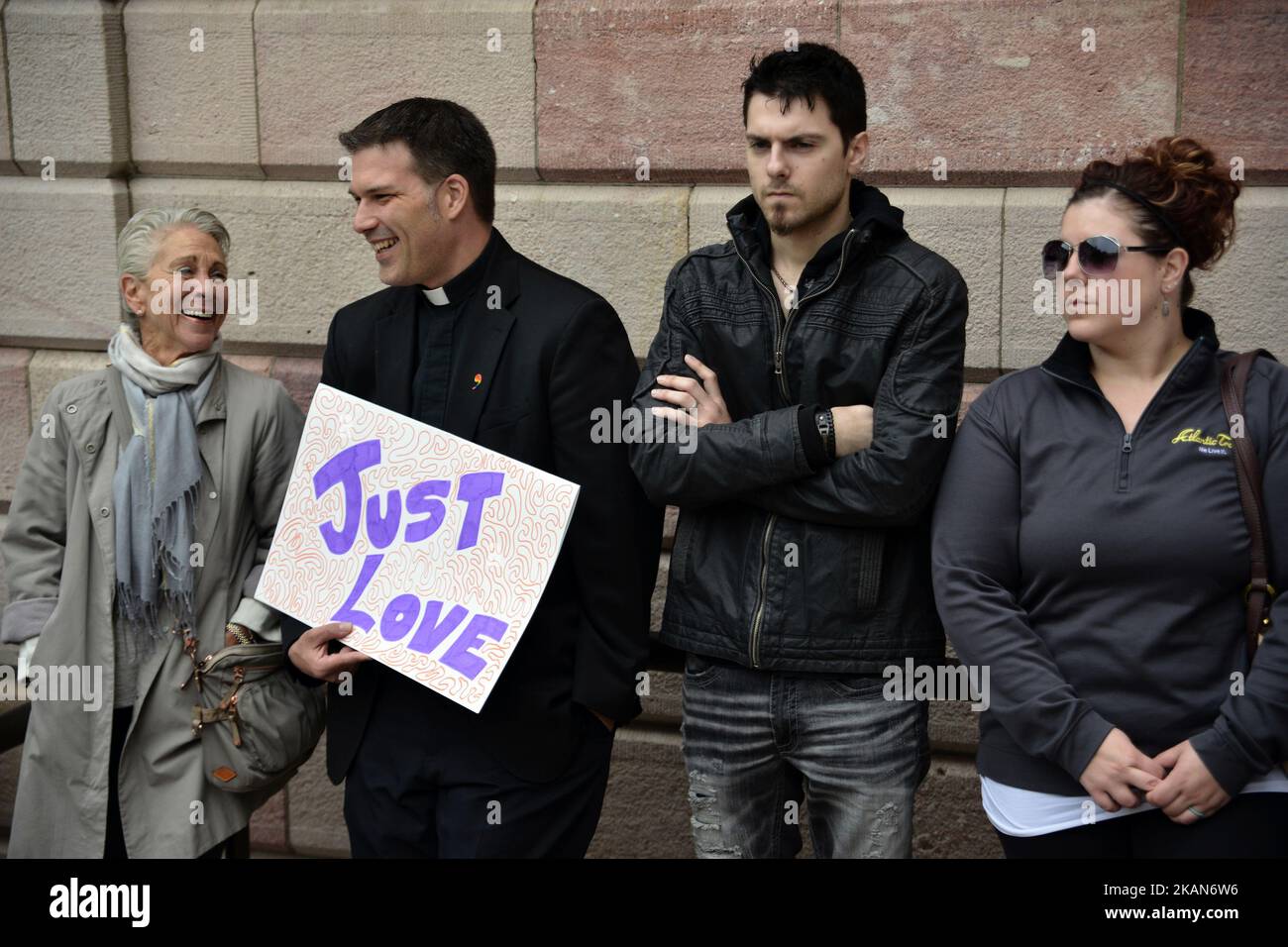 Am 20. Mai 2017 versammeln sich Aktivisten, Mitglieder der Gemeinschaft und Geistliche in Lancaster, PA, um gegen die Pläne einer Kreuzbeleuchtung eines in Maryland ansässigen Ku Klux Klan-Kapitels im nahegelegenen QuarryVille, PA, zu protestieren. (Foto von Bastiaan Slabbers/NurPhoto) *** Bitte nutzen Sie die Gutschrift aus dem Kreditfeld *** Stockfoto