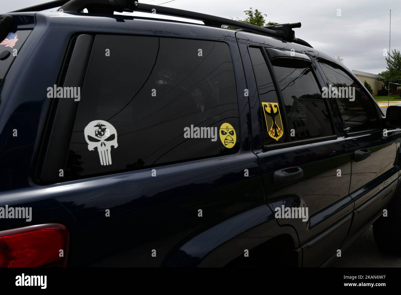 Auf der Seite eines SUV, der am 20. Mai 2017 auf einer Wohnstraße in QuarryVile, PA, geparkt ist, befindet sich ein Reichsadler-Aufkleber. Ein KKK-Kapitel mit Sitz in Rising Sun, MD, kündigte eine Kreuzverbrennung im ländlichen Lancaster County, Pennsylvania, an. (Foto von Bastiaan Slabbers/NurPhoto) *** Bitte nutzen Sie die Gutschrift aus dem Kreditfeld *** Stockfoto