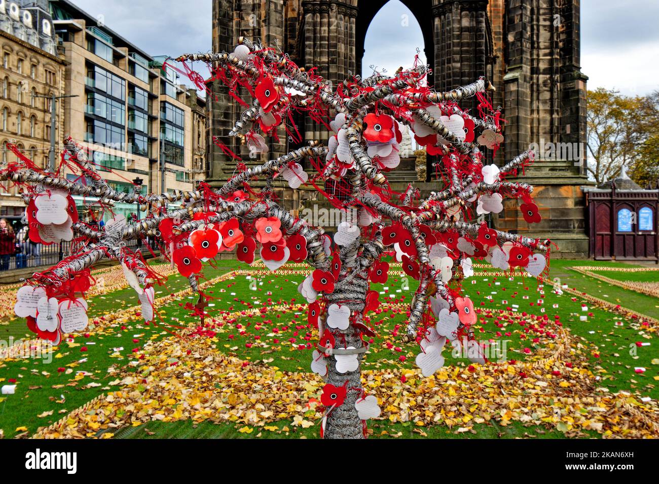 Edinburgh Scotland Princes Street ein Mohnbaum und Botschaften vor dem Scott Monument for Remembrance Sonntag, 2022 Stockfoto