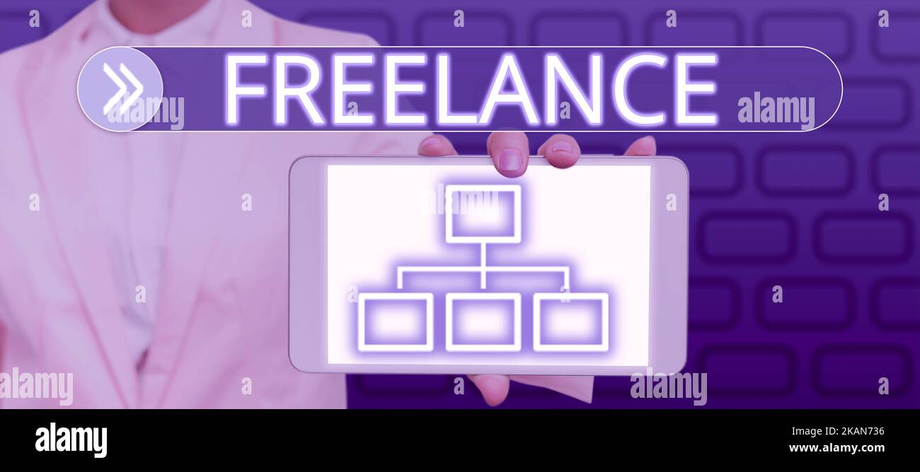 Textunterschrift zur Präsentation von Freelance. Konzept bedeutet, in verschiedenen Unternehmen zu arbeiten, anstatt dauerhaft eine Frau zu sein, die ein Tablet mit Flussdiagramm zeigt Stockfoto