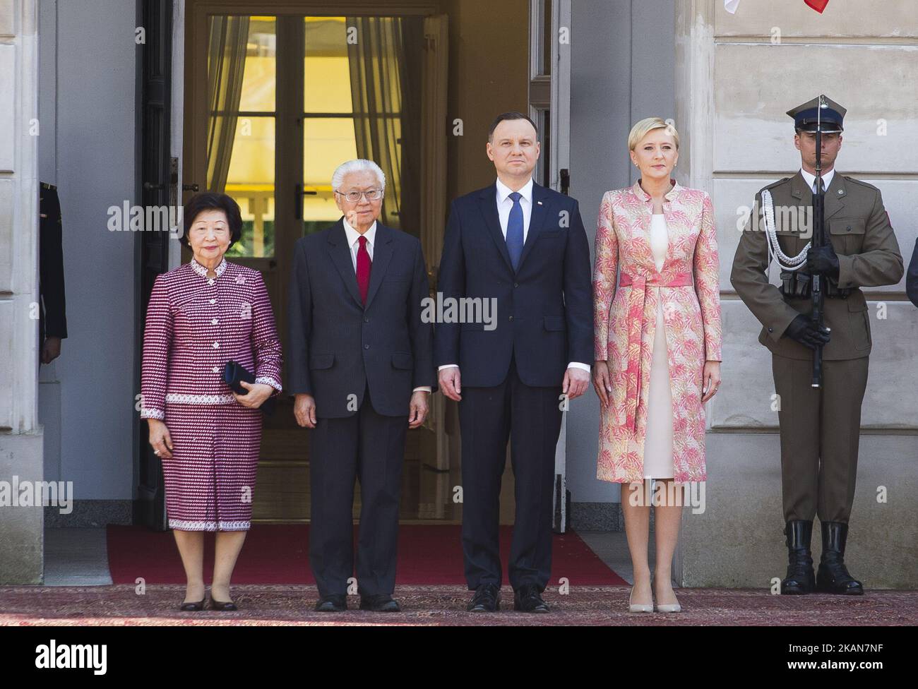 Der polnische Präsident Andrzej Duda und seine Frau Agata Kornhauser-Duda sowie der Präsident von Singapur Tony Tan Keng Yam und seine Frau Mary Chee Bee Kiang nehmen an einer Begrüßungszeremonie im Präsidentenpalast in Warschau Teil, 22. Mai, Polen (Foto: Krystian Dobuszynski/NurPhoto) *** Bitte nutzen Sie die Gutschrift aus dem Kreditfeld *** Stockfoto