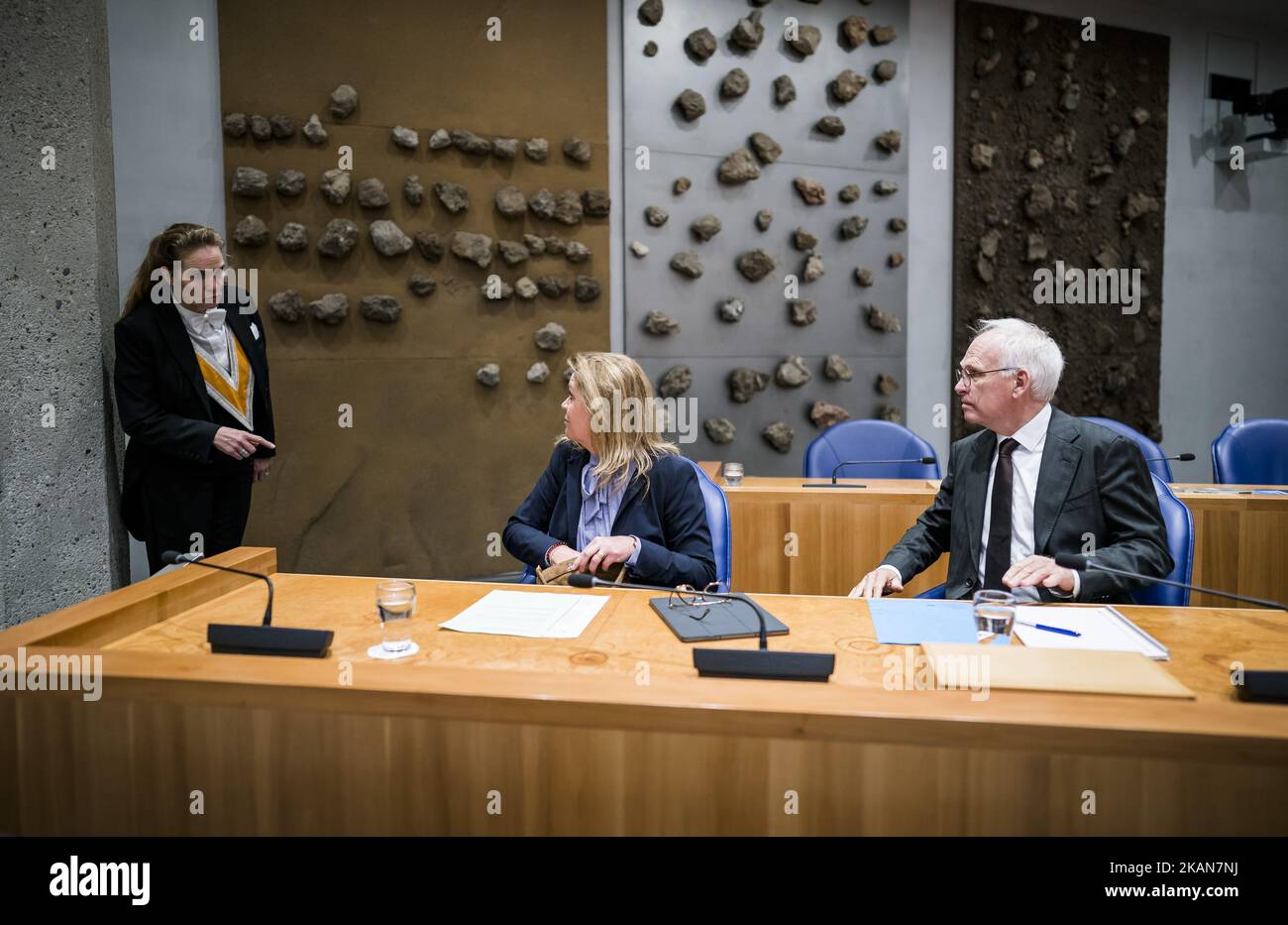 2022-11-03 16:13:54 DEN HAAG - Piet Adema, Ministerin für Landwirtschaft, Natur und Lebensmittelqualität, und Christianne van der Wal-Zeggelink, Ministerin für Natur und Stickstoff, vor dem Beginn der Debatte über Johan Remkes' Stickstoff-Bericht. ANP BART MAAT niederlande Out - belgien Out Stockfoto