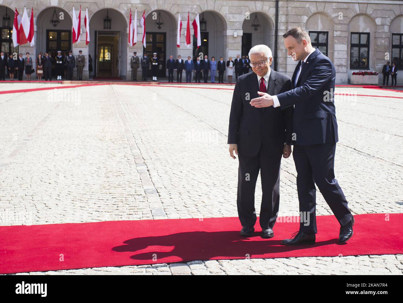 Der polnische Präsident Andrzej Duda und der Präsident von Singapur Tony Tan Keng Yam nehmen an einer Begrüßungszeremonie im Präsidentenpalast in Warschau Teil, 22. Mai, Polen (Foto: Krystian Dobuszynski/NurPhoto) *** Bitte nutzen Sie die Gutschrift aus dem Kreditfeld *** Stockfoto