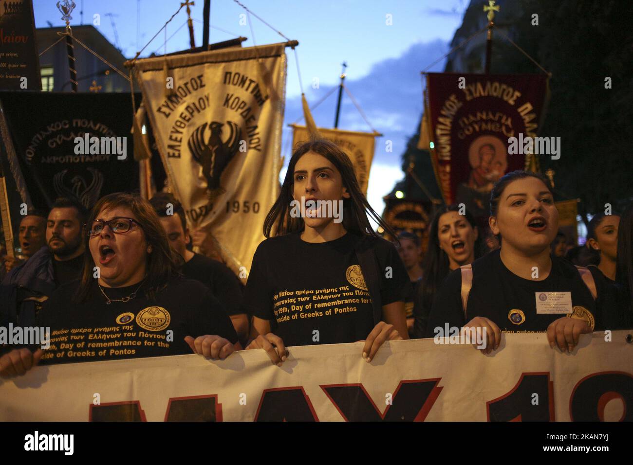 Seit 1994 wird der 19.. Mai als Gedenktag für den griechisch-pontischen Völkermord der Othomans-Türken ausgewählt. Menschen versammelten sich in den großen Städten weltweit, um für die internationale Anerkennung des Völkermordes zu demonstrieren und den Tausenden Opfern Tribut zu zollen. Nach dem Denkmal und einigen Reden gab es eine Demonstration gegen das türkische Konsulat. Der griechisch-kanadische Senator Housakos fordert die Anerkennung des griechischen Genozids in Pontian. Während der Demonstration in Thessaloniki und Athen nahmen armenische Menschen Teil und unterstützten die Anerkennung des genozids der pontianer zusammen mit dem A Stockfoto