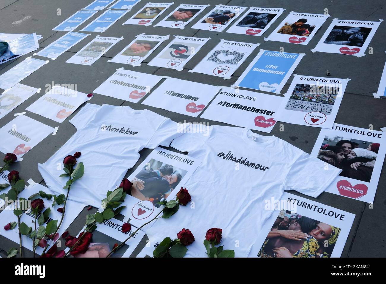 Plakate zur Solidarität mit den Toten und Verletzten des Terroranschlags in Manchester sind am 23. Mai 2017 auf dem Straßenbelag auf dem Trafalgar Square im Zentrum von London aufgestellt. 22 Menschen wurden bei dem tödlichsten Terroranschlag Großbritanniens seit über einem Jahrzehnt getötet und Dutzende verletzt, nachdem ein mutmaßlicher Selbstmordattentäter Fans beim Verlassen eines Konzerts der US-Sängerin Ariana Grande in Manchester getroffen hatte. Die britische Polizei nannte den mutmaßlichen Angreifer hinter dem Manchester-Konzertanschlag am Dienstag Salman Abedi, weigerte sich aber, weitere Details zu nennen. (Foto von Jay Shaw Baker/NurPhoto) *** Bitte nutzen Sie die Gutschrift von Cr Stockfoto