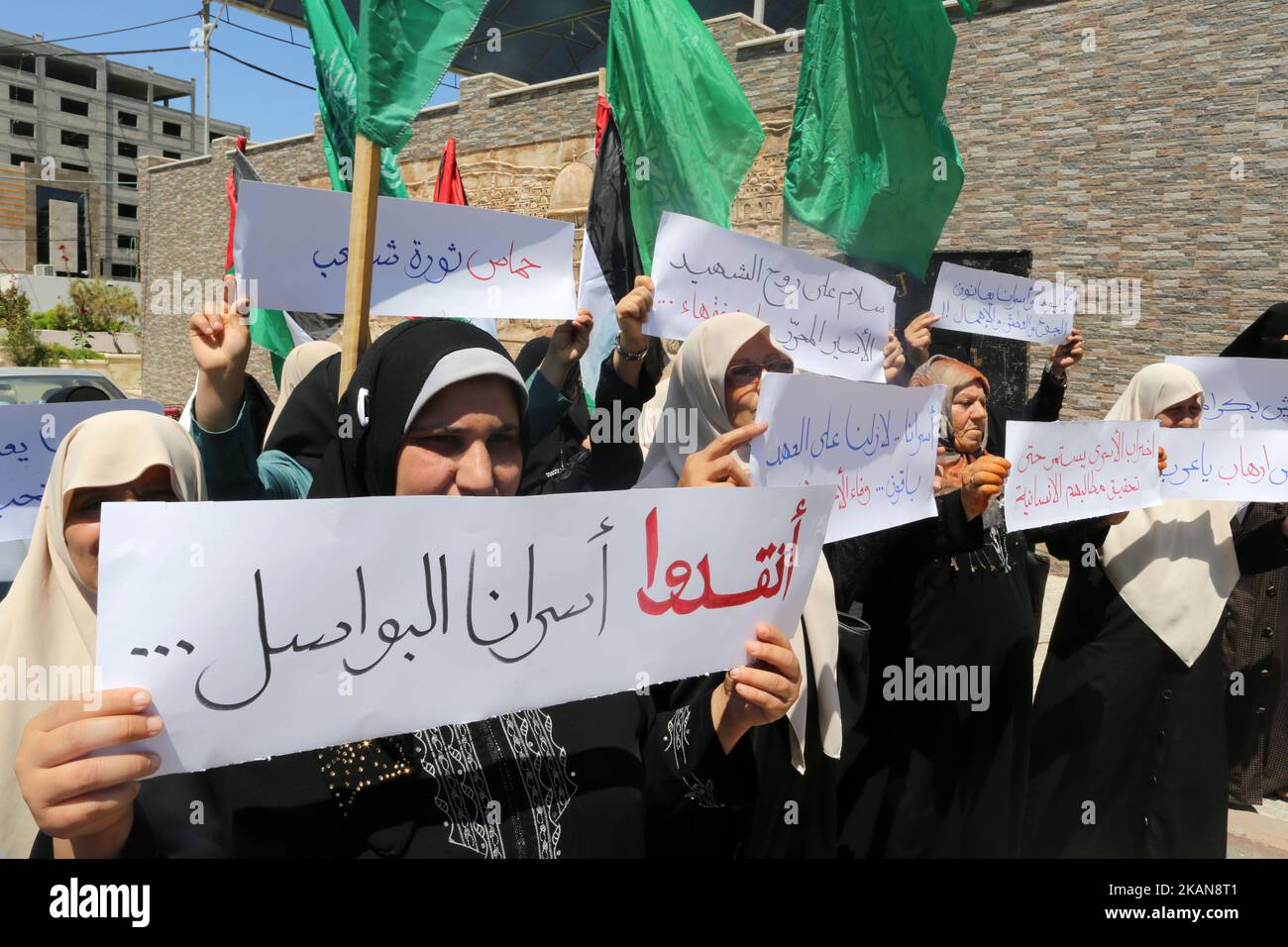 Palästinensische Frauen unterstützen die Hamas-Bewegung bei einem Protest gegen US-Präsident Donald Trump Kommentare, die die Hamas mit dem Terrorismus verbinden und die Unterstützung von Gefangenen, die in israelischen Gefängnissen in Gaza-Stadt Nahrung verweigern, am 24. Mai 2017 (Foto von Momen Faiz/NurPhoto) *** Bitte benutzen Sie die Gutschrift aus dem Kreditfeld *** Stockfoto