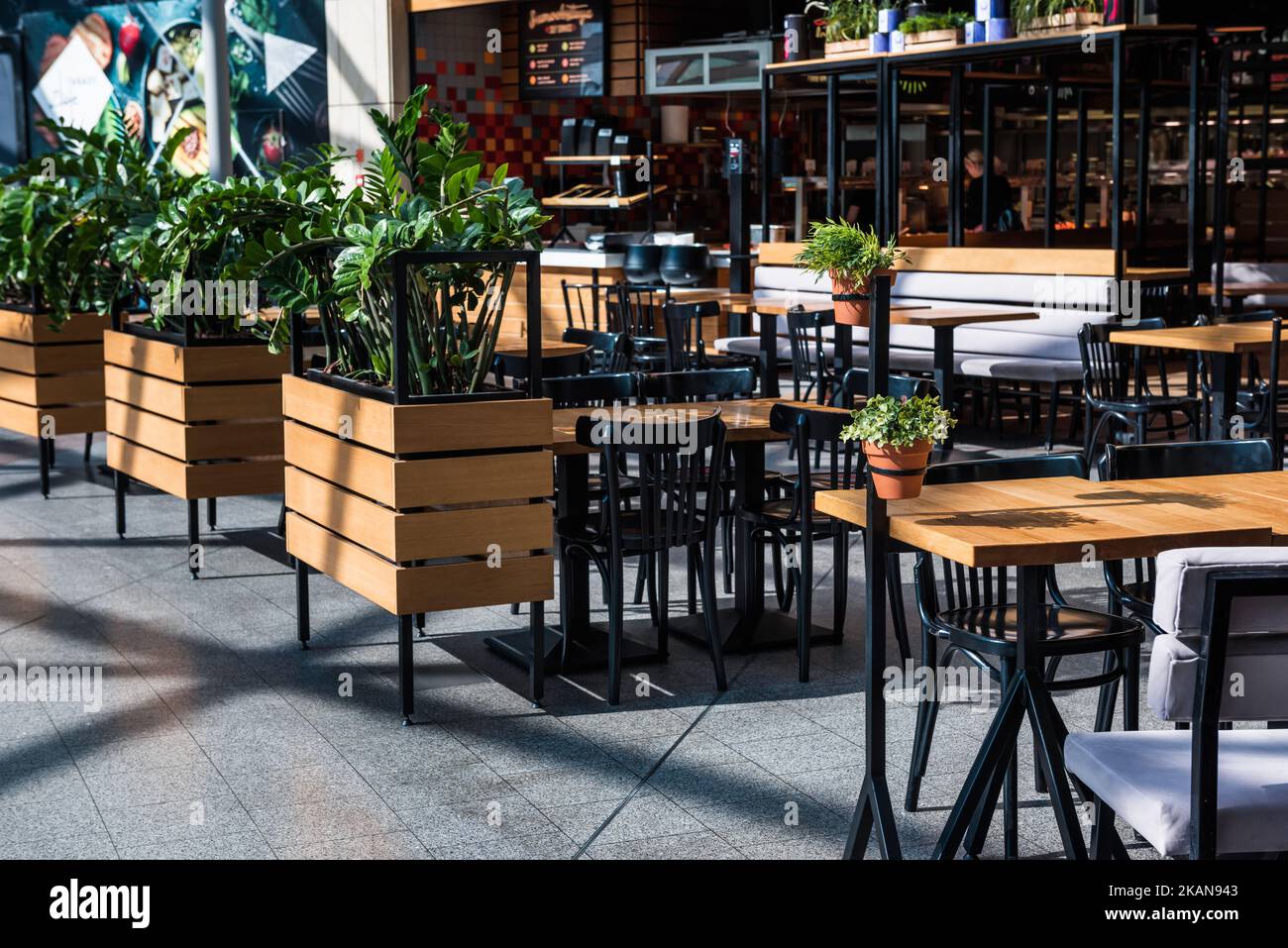 Das Interieur eines modernen gemütlichen Restaurants. Loftstil, moderner Speisesaal und Theke, grüne Pflanzen. Stockfoto