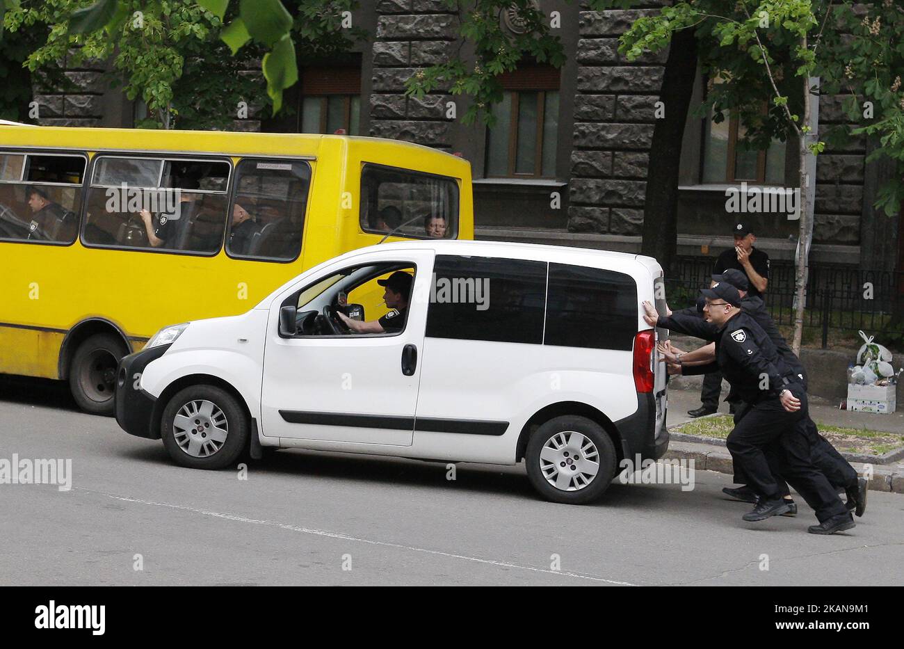 Ukrainische Polizisten schieben ein Auto in Kiew, Ukraine, 25. Mai 2017. (Foto von STR/NurPhoto) *** Bitte nutzen Sie die Gutschrift aus dem Kreditfeld *** Stockfoto